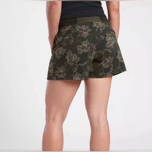 Athleta Trekkie North Printed High Waist Olive Green/Black Shorts, Floral, Sz 4 - Picture 3 of 13